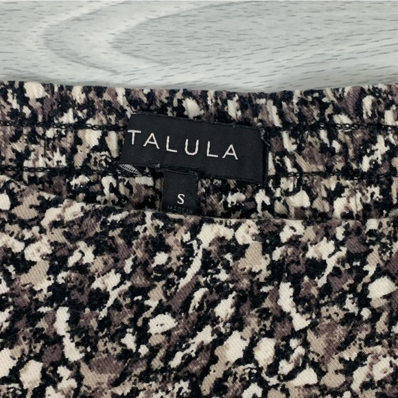 Aritzia Talula Abstract Print High Waisted Shorts - Picture 5 of 7